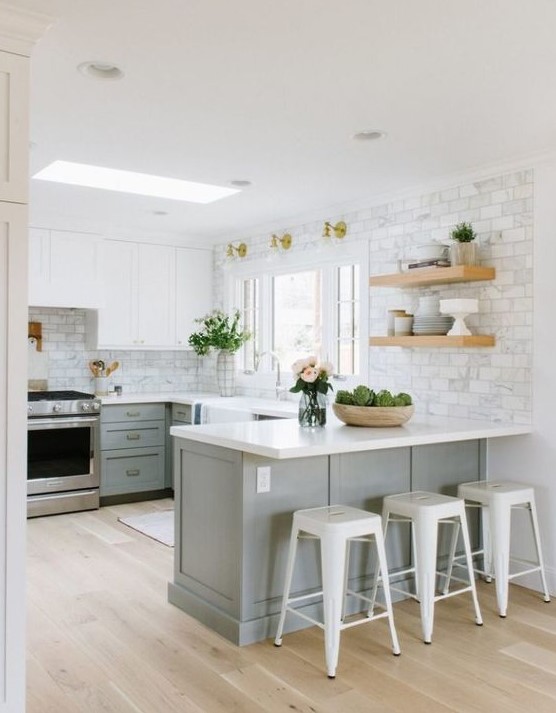  Shaker dolaplar, beyaz tezgahlar, beyaz mermer fayans arka plan ve beyaz metal tabureler ile gri ve beyaz bir mutfak.